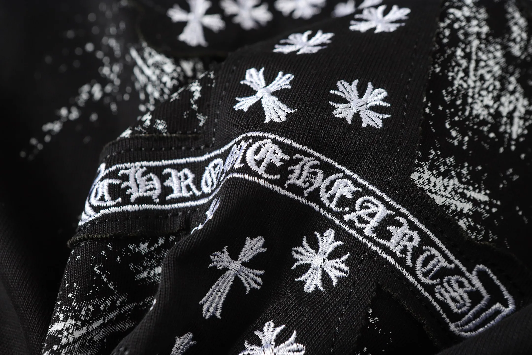 P150 💰 Actual pictures [High-end quality] Code: 8915# Color: Black White Size: S to XXL 2026ss Internet celebrity cross 🔥New Chrome Hearts 320g customized fabric Chrome heart round neck short sleeves 🔥Cross burnt appliqué embroidered men and women loose version